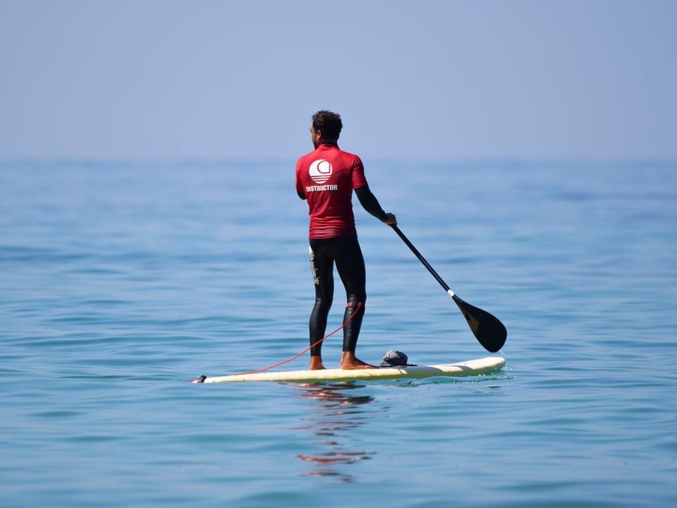 Remando en la tabla de paddle surf