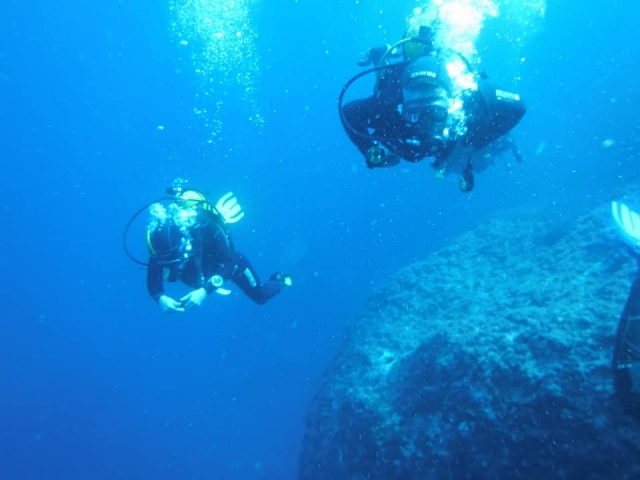  Subacquei durante l'immersione 