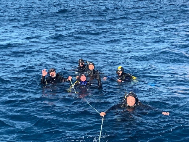 潜水员在海面课程中 