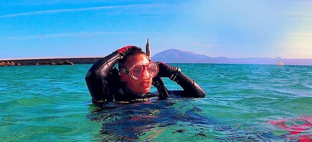 我们的浮潜专家在水面 