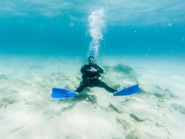  坐在海底 