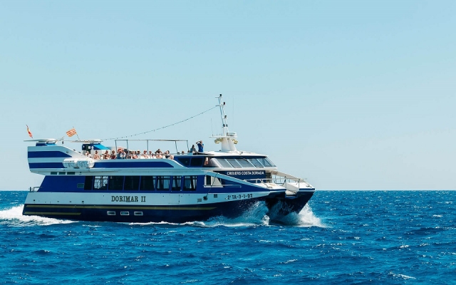el barco para el paseo por salou y cambrils