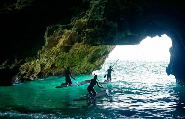 En la cueva con las tablas de paddle surf