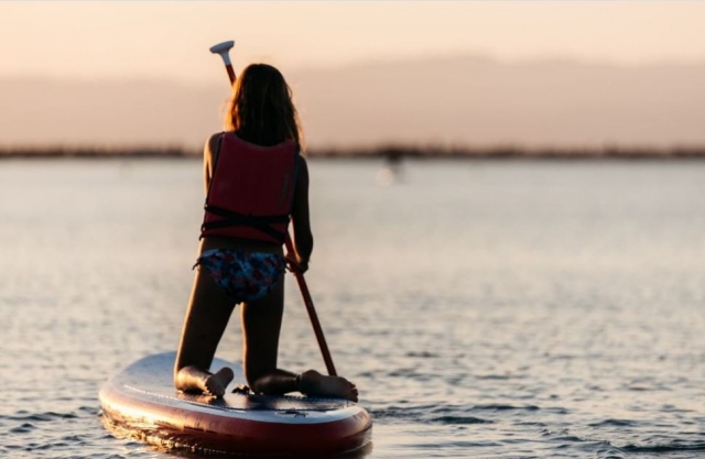 Paleando de rodillas en la tabla de SUP