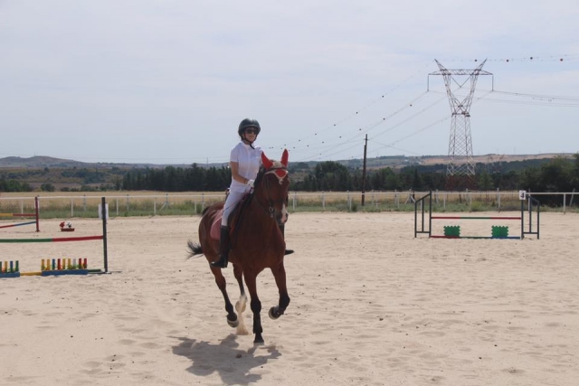 Montando al caballo en la escuela