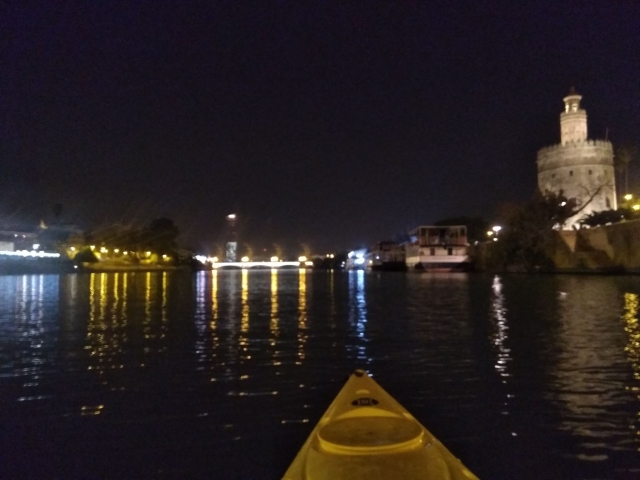  Canoë devant la Torre del Oro 