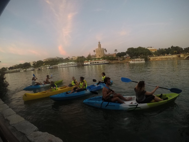  Partenza dalla riva con le canoe 