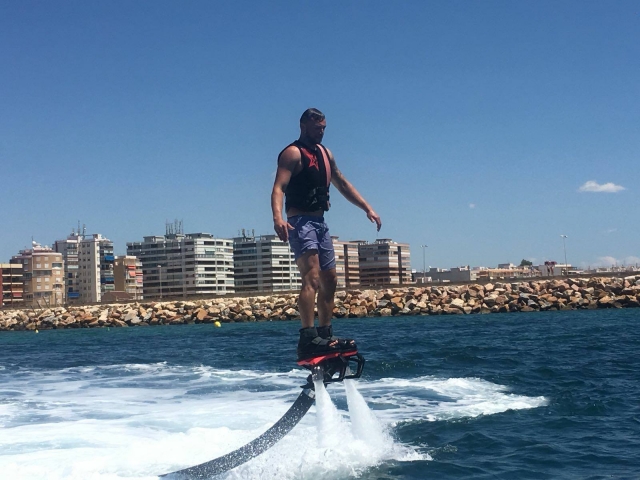 Con el flyboard en la costa de Torrevieja
