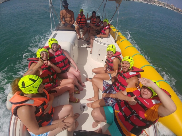  Aspettando sulla barca per salire sulla banana 