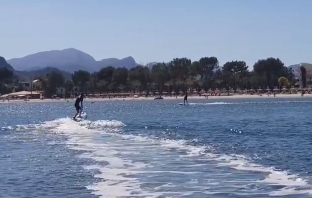 Probando las tablas de surf electricas