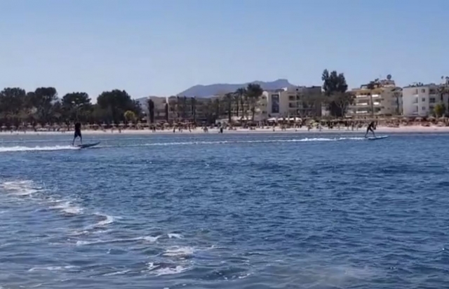 Surfers con tablas electricas