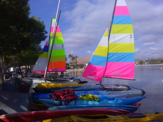  Catamarãs na costa 
