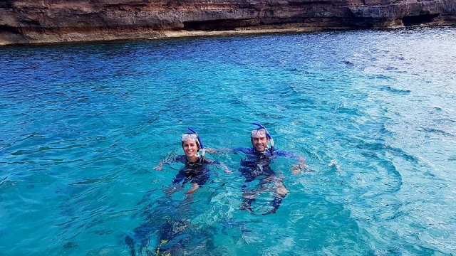 No mar com equipamento de snorkeling 