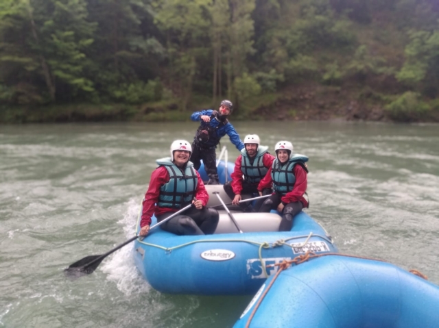 Faça um passeio pelo rio, fazendo rafting 