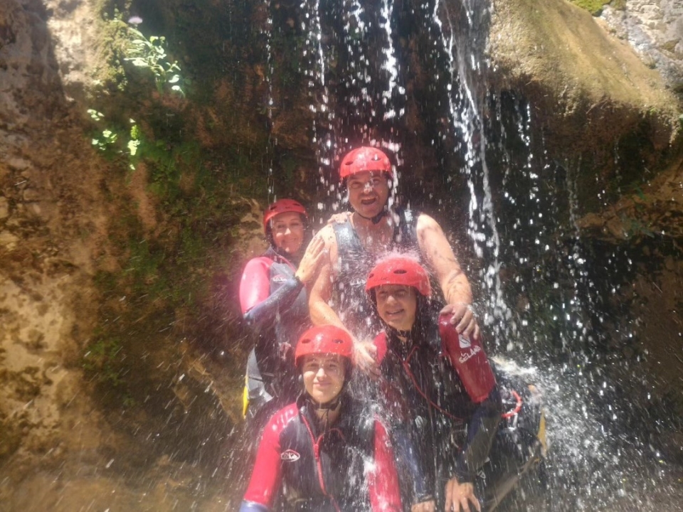 在其中一个瀑布下 