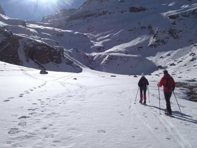  Eine Schneeschuhroute genießen 