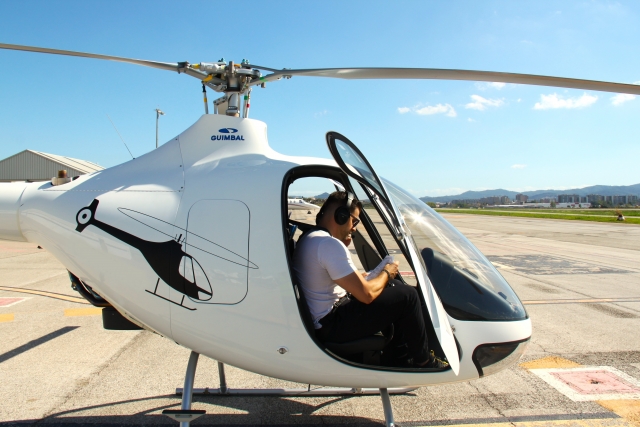  zusammen mit dem Ausbilder vorbereitet, der den Hubschrauber 