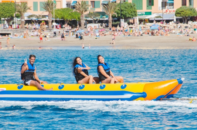 Cabalgando el mar con banana boat