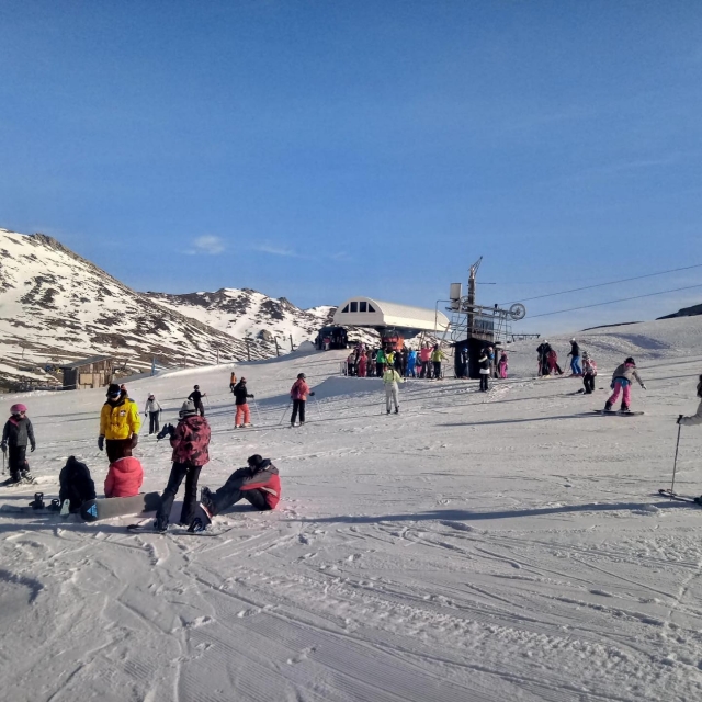  Snowboardgruppe im Skigebiet Alto Campoo 