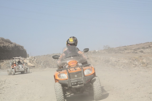  Staub aufwirbeln während der Quad-Route