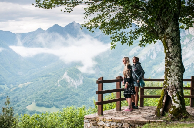 Una pareja disfruta de las hermosas vistas desde lo alto de uno de los miradores