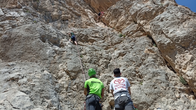 攀登铁拉达铁道的岩壁 