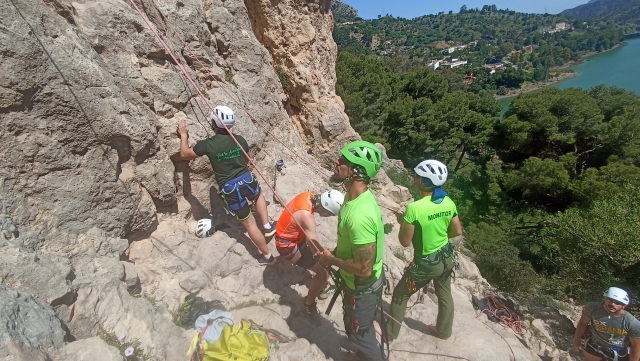  享受乔罗的铁索攀岩 