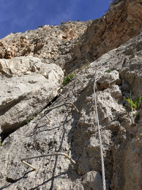  沿着 Caminito del Rey 攀登铁索攀岩