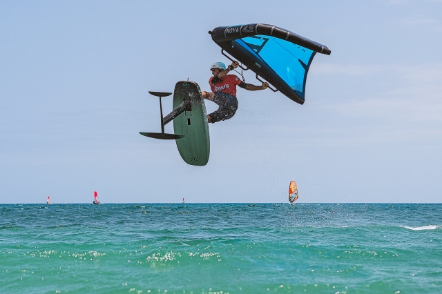 Piruetas con el equipo de wingfoil