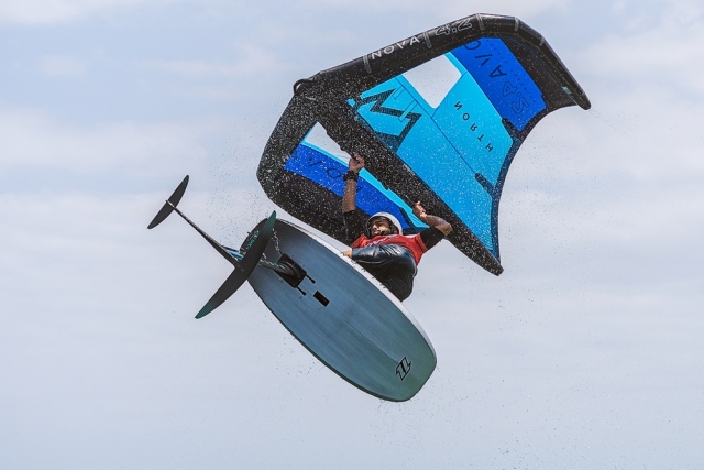 Piruetas de windfoil en Gran Canaria
