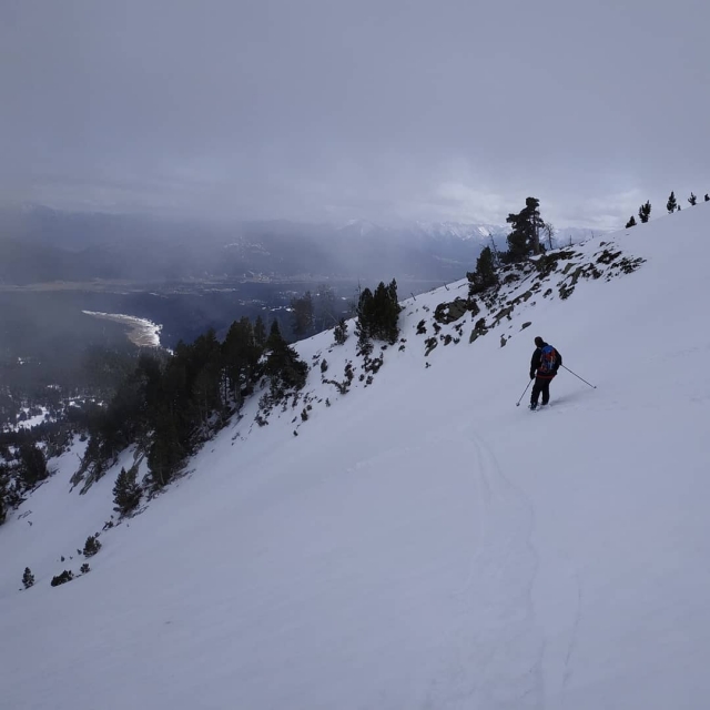  穿越山峰的雪鞋路线 