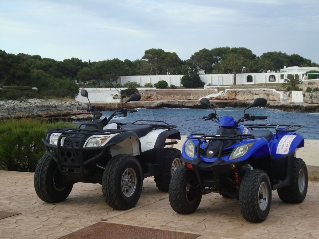  Fertige Zweisitzer-Quads auf Menorca 