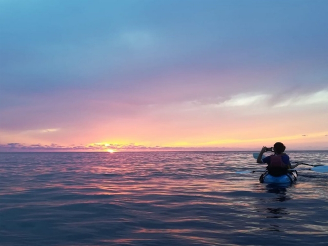 Ruta en kayak al atardecer