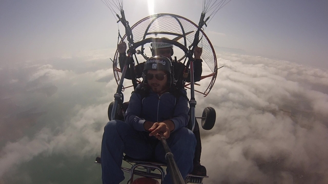  Cruzando as nuvens em um paratrike 