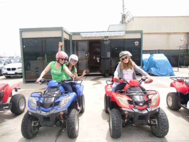  Mädchen genießen einen Tag mit dem Quad