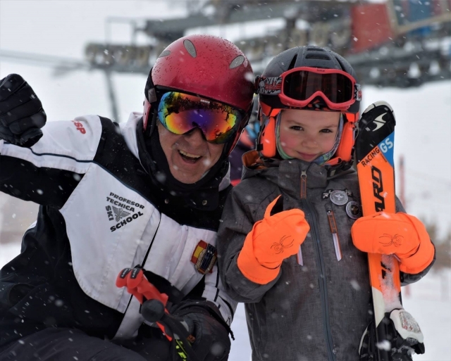  Insegnante di neve con il giovane studente 