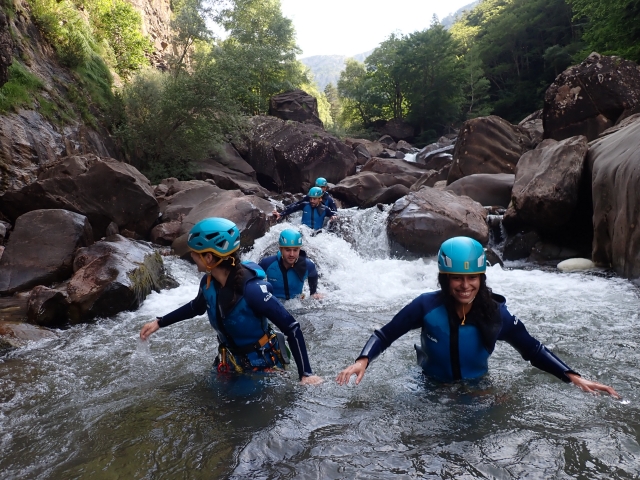 Barranquistas crossing the river 