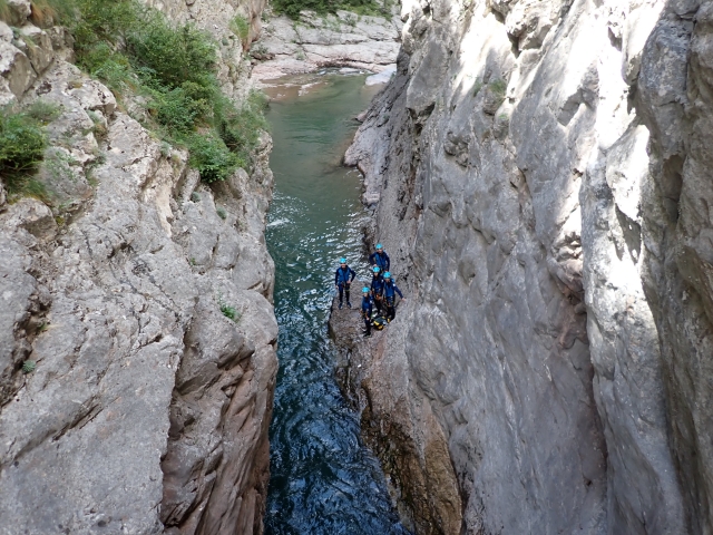  between the walls of the ravine 