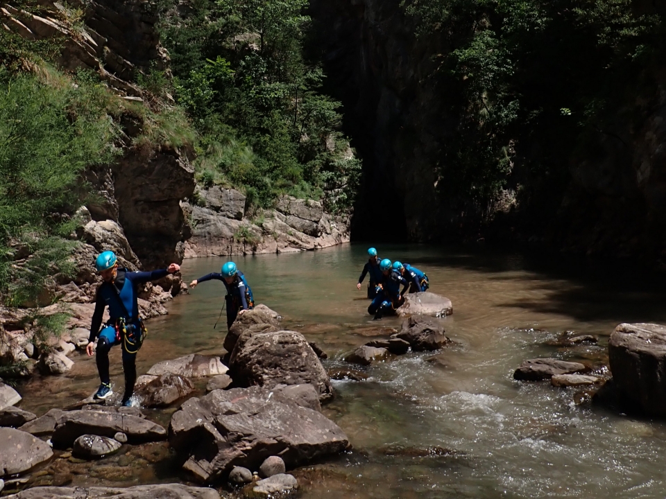 Avanzando por el caudal del río del barranco