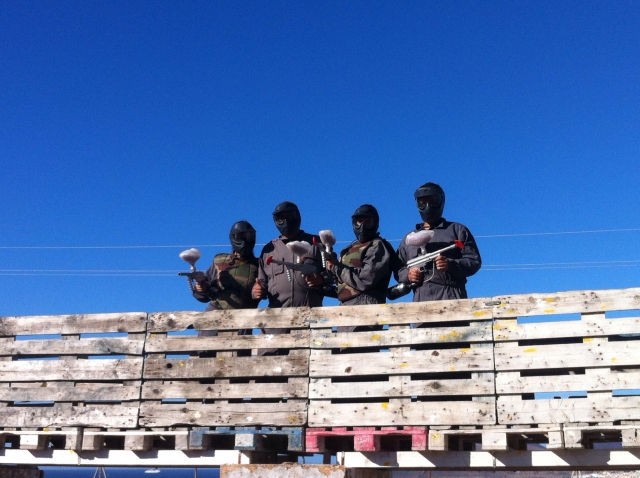  Joueurs de paintball au sommet de la forteresse 