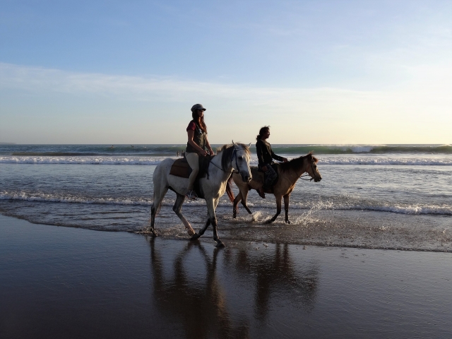 Montando a caballo en la playa