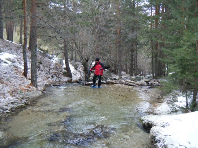 Cruzando el río gracias a las raquetas de nieve