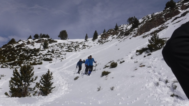  Enjoying a snowshoe outing