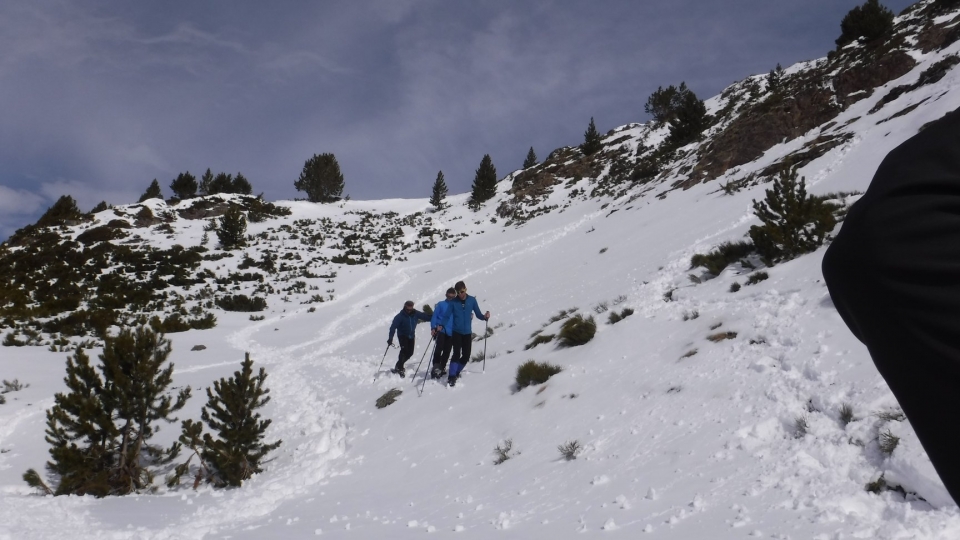  Enjoying a snowshoe outing
