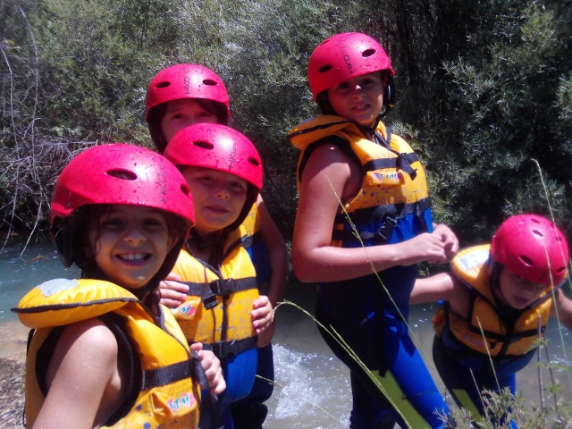 Grupo de niños barranquismo