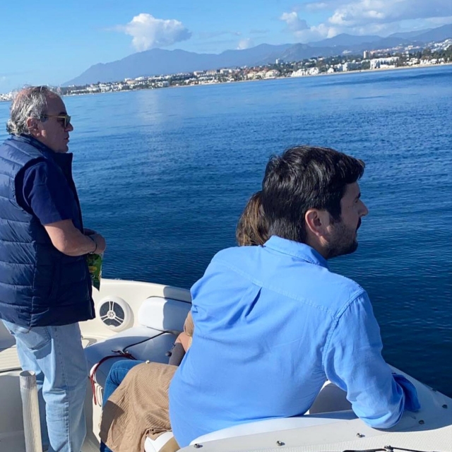 Familia en la popa del barco