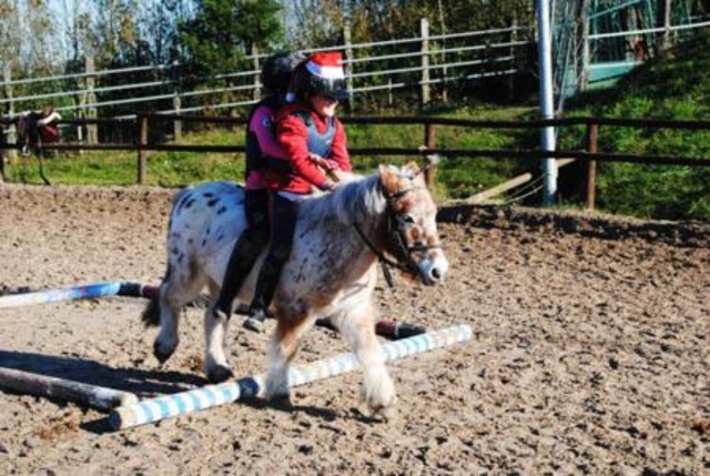  Kinder, die beim Reiten lachen Klasse