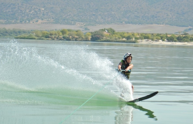  Si gode una lezione di sci nautico 