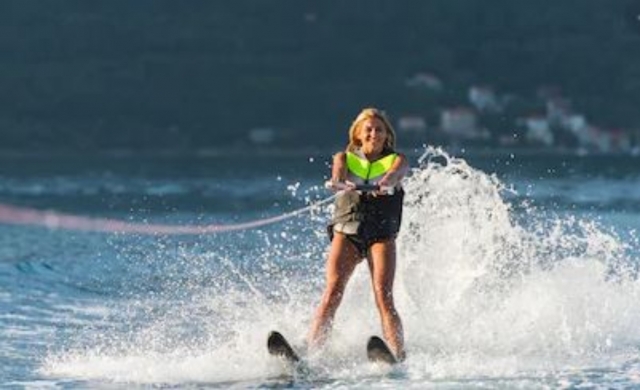 Donna che pratica sci nautico 