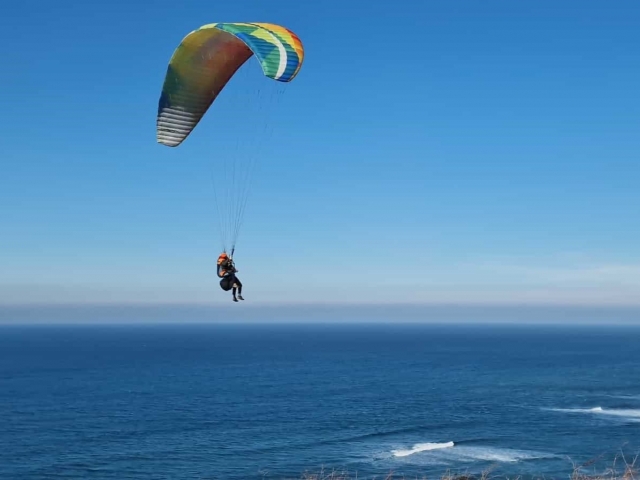  godendosi una passeggiata in parapendio 